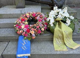 Blomsterkransar lades ner på Mariebergs kyrkogård i Majorna, Göteborg. Krigsseglardagen