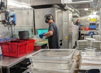 Många arbetsmoment inom intendenturen innebär ohälsosamma arbetsställningar, men åtgärder som arbetsrotation, tekniska hjälpmedel och förändrad arbetsteknik kan minska risken för skador.