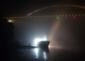 Lastfartyg på grund under Svinesundsbron Fartyg på grund under Svinesundsbron.