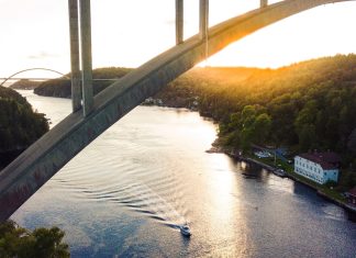 Fartyg snabbt loss efter grundstötning Svinesundsbroarna foto: Anton Brusing